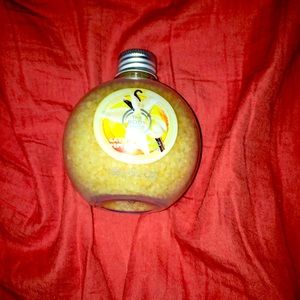 🦁- Bath sprinkles vanilla smelling